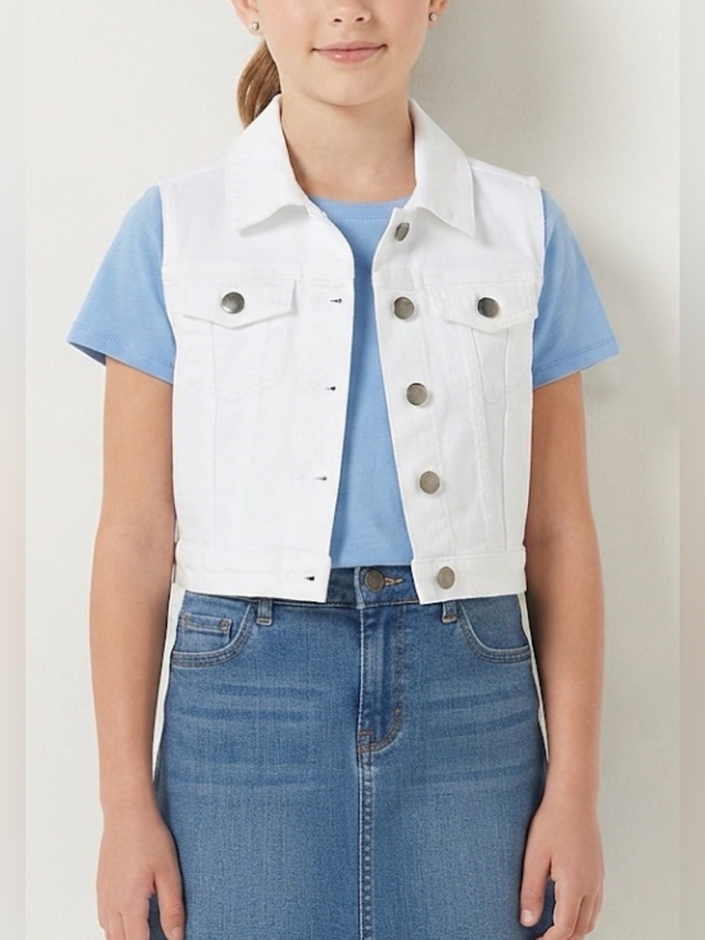 Like new , Knit Works white cropped denim vest.